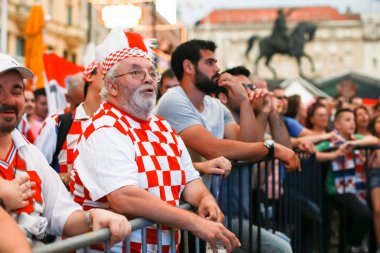 Zagreb, Hırvatistan - 16 Haziran 2018: Hırvatistan – Türkiye FIFA Dünya Kupası 2018 Zagrep, Hırvatistan için Ban Jelacic meydanında büyük ekran futbol oyunu izlerken Hırvat futbol taraftarları.