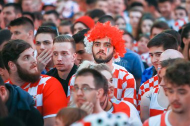 Zagreb, Hırvatistan - 16 Haziran 2018: Hırvatistan – Türkiye FIFA Dünya Kupası 2018 Zagrep, Hırvatistan için Ban Jelacic meydanında büyük ekran futbol oyunu izlerken Hırvat futbol taraftarları.