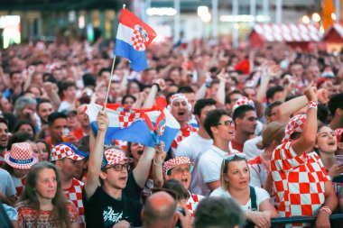 Zagreb, Hırvatistan - 16 Haziran 2018: Hırvatistan – Türkiye FIFA Dünya Kupası 2018 Zagrep, Hırvatistan için Ban Jelacic meydanında büyük ekran futbol oyunu izlerken Hırvat futbol taraftarları.