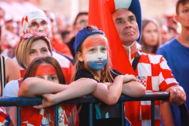 Zagreb, Hırvatistan - 16 Haziran 2018: Hırvatistan – Türkiye FIFA Dünya Kupası 2018 Zagrep, Hırvatistan için Ban Jelacic meydanında büyük ekran futbol oyunu izlerken Hırvat futbol taraftarları.