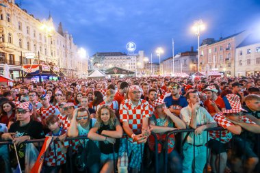 Zagreb, Hırvatistan - 16 Haziran 2018: Hırvatistan – Türkiye FIFA Dünya Kupası 2018 Zagrep, Hırvatistan için Ban Jelacic meydanında büyük ekran futbol oyunu izlerken Hırvat futbol taraftarları.
