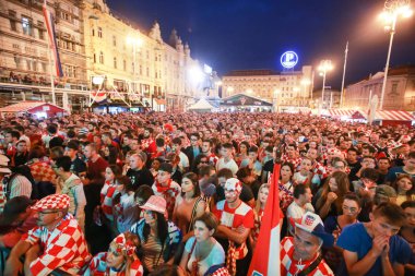 Zagreb, Hırvatistan - 16 Haziran 2018: Hırvatistan – Türkiye FIFA Dünya Kupası 2018 Zagrep, Hırvatistan için Ban Jelacic meydanında büyük ekran futbol oyunu izlerken Hırvat futbol taraftarları.