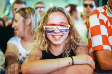 Zagreb, Hırvatistan - 16 Haziran 2018: Hırvatistan – Türkiye FIFA Dünya Kupası 2018 Zagrep, Hırvatistan için Ban Jelacic meydanında büyük ekran futbol oyunu izlerken Hırvat futbol taraftarları.