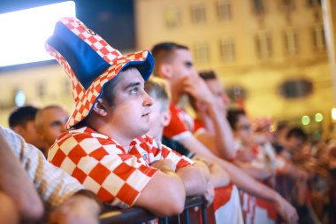 Zagreb, Hırvatistan - 16 Haziran 2018: Hırvatistan – Türkiye FIFA Dünya Kupası 2018 Zagrep, Hırvatistan için Ban Jelacic meydanında büyük ekran futbol oyunu izlerken Hırvat futbol taraftarları.