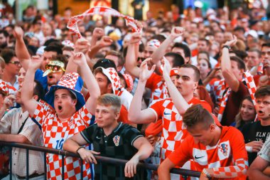 Zagreb, Hırvatistan - 16 Haziran 2018: Hırvat futbol taraftarları kazanmak Hırvatistan futbol takımı vs Türkiye 2-0 Zagreb, Hırvatistan Ban Jelacic meydanında FIFA Dünya Kupası 2018 sonucu ile kutlamak.