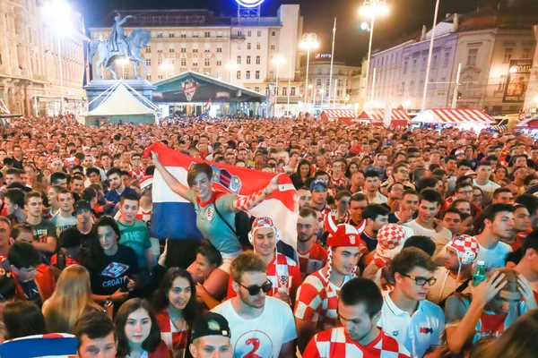 Zagreb, Hırvatistan - 16 Haziran 2018: Hırvat futbol taraftarları kazanmak Hırvatistan futbol takımı vs Türkiye 2-0 Zagreb, Hırvatistan Ban Jelacic meydanında FIFA Dünya Kupası 2018 sonucu ile kutlamak.