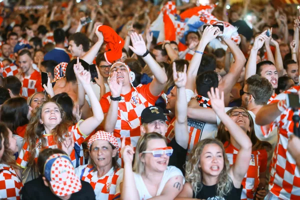 Zagreb, Hırvatistan - 16 Haziran 2018: Hırvat futbol taraftarları kazanmak Hırvatistan futbol takımı vs Türkiye 2-0 Zagreb, Hırvatistan Ban Jelacic meydanında FIFA Dünya Kupası 2018 sonucu ile kutlamak.