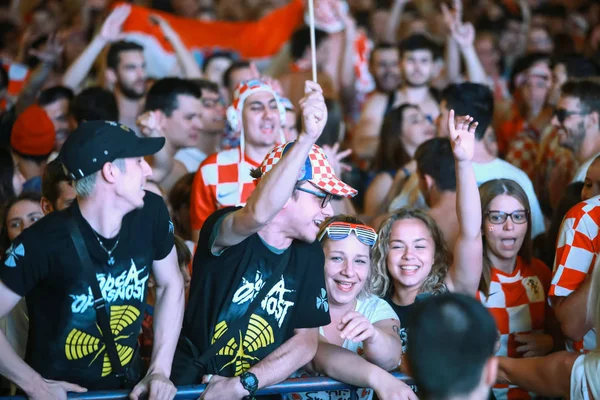 Zagreb, Hırvatistan - 16 Haziran 2018: Hırvat futbol taraftarları kazanmak Hırvatistan futbol takımı vs Türkiye 2-0 Zagreb, Hırvatistan Ban Jelacic meydanında FIFA Dünya Kupası 2018 sonucu ile kutlamak.
