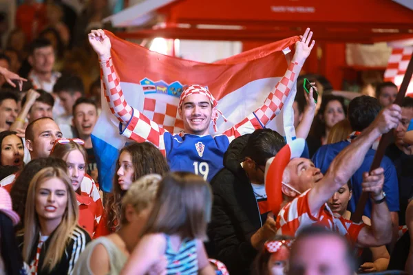 Zagreb, Hırvatistan - 16 Haziran 2018: Hırvat futbol taraftarları kazanmak Hırvatistan futbol takımı vs Türkiye 2-0 Zagreb, Hırvatistan Ban Jelacic meydanında FIFA Dünya Kupası 2018 sonucu ile kutlamak.