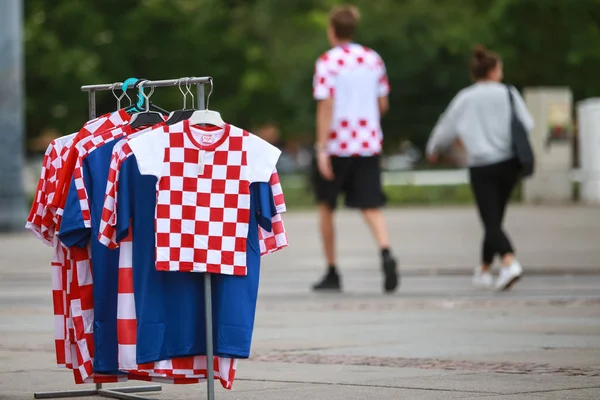 Zagreb, Hırvatistan - 16 Haziran 2018: Zagreb, Hırvatistan'ın sokakta Hırvat futbol fan T-shirt Booth'la.