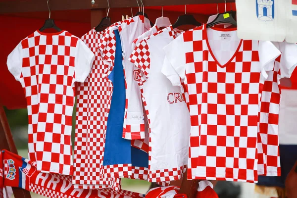 Zagreb, Hırvatistan - 16 Haziran 2018: Zagreb, Hırvatistan'ın sokakta Hırvat futbol fan T-shirt Booth'la.