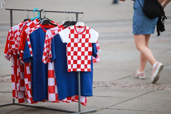 Zagreb, Hırvatistan - 16 Haziran 2018: Zagreb, Hırvatistan'ın sokakta Hırvat futbol fan T-shirt Booth'la.