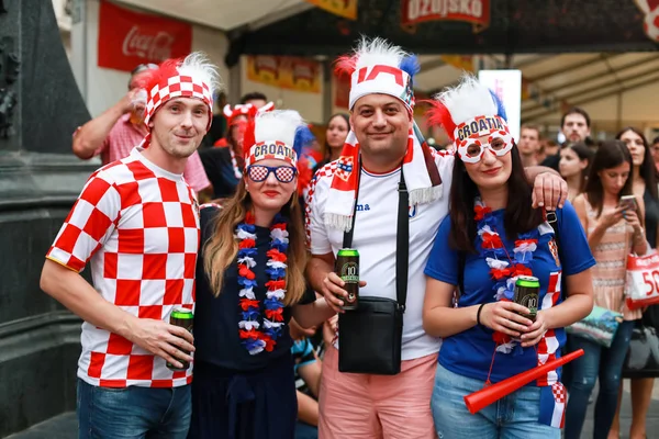 Zagreb, Hırvatistan - 16 Haziran 2018: Hırvat futbol taraftarları Ban Jelacic Meydanı Zagreb, Hırvatistan.