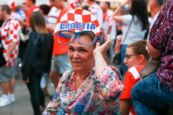 Zagreb, Hırvatistan - 16 Haziran 2018: bir kadın Hırvat futbol fan Ban Jelacic Meydanı Zagrep, Hırvatistan kapat.