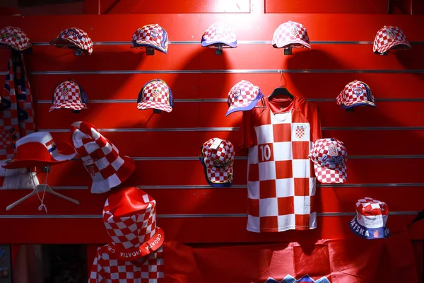 Zagreb, Hırvatistan - 16 Haziran 2018: Booth Hırvat futbol fan T-shirt ve Zagreb, Hırvatistan'ın sokakta kapaklar ile.
