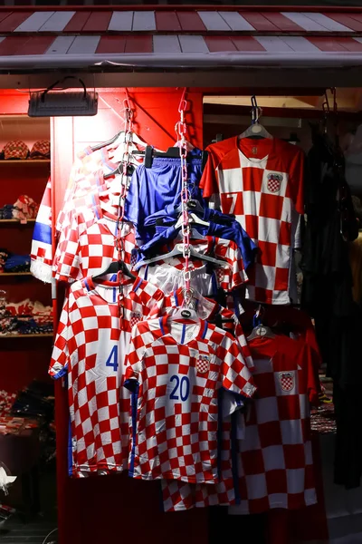 Zagreb, Hırvatistan - 16 Haziran 2018: Zagreb, Hırvatistan'ın sokakta Hırvat futbol fan T-shirt Booth'la.