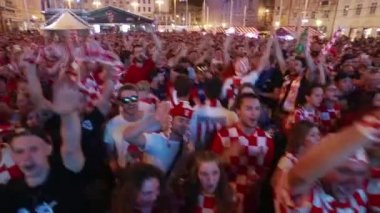 Zagreb, Hırvatistan - 16 Haziran 2018: Hırvat futbol taraftarları Hırvatistan futbol takımı vs Nigeriawith 2-0 FIFA Dünya Kupası 2018 Zagrep, Hırvatistan için Ban Jelacic meydanında sonucu kazanmak kutlamak.