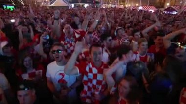 Zagreb, Hırvatistan - 16 Haziran 2018: Hırvat futbol taraftarları Hırvatistan futbol takımı vs Nigeriawith 2-0 FIFA Dünya Kupası 2018 Zagrep, Hırvatistan için Ban Jelacic meydanında sonucu kazanmak kutlamak.