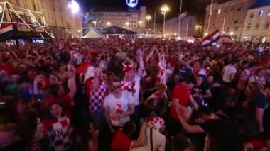 Zagreb, Hırvatistan - 16 Haziran 2018: Hırvat futbol taraftarları Hırvatistan futbol takımı vs Nigeriawith 2-0 FIFA Dünya Kupası 2018 Zagrep, Hırvatistan için Ban Jelacic meydanında sonucu kazanmak kutlamak.
