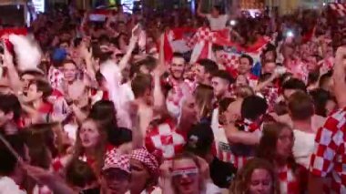 Zagreb, Hırvatistan - 16 Haziran 2018: Hırvat futbol taraftarları Hırvatistan futbol takımı vs Nigeriawith 2-0 FIFA Dünya Kupası 2018 Zagrep, Hırvatistan için Ban Jelacic meydanında sonucu kazanmak kutlamak.