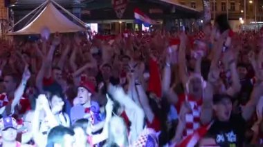 Zagreb, Hırvatistan - 16 Haziran 2018: Hırvat futbol taraftarları Hırvatistan futbol takımı vs Nigeriawith 2-0 FIFA Dünya Kupası 2018 Zagrep, Hırvatistan için Ban Jelacic meydanında sonucu kazanmak kutlamak.