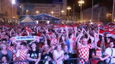 Zagreb, Hırvatistan - 16 Haziran 2018: Hırvat futbol taraftarları Hırvatistan futbol takımı vs Nigeriawith 2-0 FIFA Dünya Kupası 2018 Zagrep, Hırvatistan için Ban Jelacic meydanında sonucu kazanmak kutlamak.