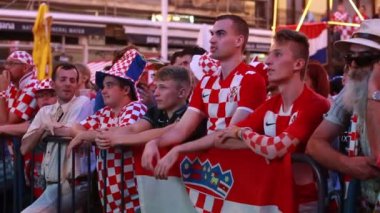 Zagreb, Hırvatistan - 16 Haziran 2018: Hırvatistan vs Nigeriaon Fifa Dünya Kupası 2018 Ban Jelacic Meydanı Zagrep, Hırvatistan için büyük ekran futbol oyunu izlerken Hırvat futbol taraftarları.
