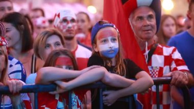 Zagreb, Hırvatistan - 16 Haziran 2018: Hırvatistan vs Nigeriaon Fifa Dünya Kupası 2018 Ban Jelacic Meydanı Zagrep, Hırvatistan için büyük ekran futbol oyunu izlerken Hırvat futbol taraftarları.