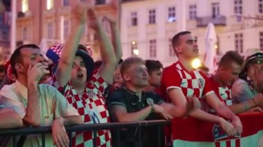 Zagreb, Hırvatistan - 16 Haziran 2018: Hırvatistan vs Nigeriaon Fifa Dünya Kupası 2018 Ban Jelacic Meydanı Zagrep, Hırvatistan için büyük ekran futbol oyunu izlerken Hırvat futbol taraftarları.