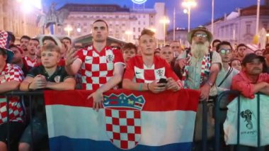 Zagreb, Hırvatistan - 16 Haziran 2018: Hırvatistan vs Nigeriaon Fifa Dünya Kupası 2018 Ban Jelacic Meydanı Zagrep, Hırvatistan için büyük ekran futbol oyunu izlerken Hırvat futbol taraftarları.