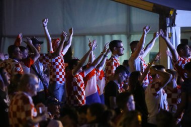 Zagreb, Hırvatistan - 21 Haziran 2018: Hırvat futbol taraftarları sonucu 3-0 FIFA Dünya Kupası 2018 Zagrep, Hırvatistan ile Hırvatistan futbol takımı vs Arjantin kazanmak kutlamak.