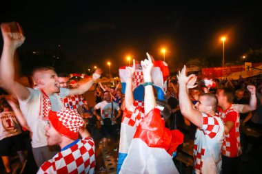 Zagreb, Hırvatistan - 21 Haziran 2018: Hırvat futbol taraftarları sonucu 3-0 FIFA Dünya Kupası 2018 Zagrep, Hırvatistan ile Hırvatistan futbol takımı vs Arjantin kazanmak kutlamak.
