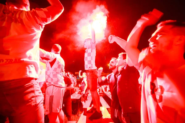 克罗地亚萨格勒布 2018年6月21日 克罗地亚足球球迷庆祝克罗地亚足球队与阿根廷的胜利与3 在国际足联世界杯2018在克罗地亚萨格勒布的结果 — 图库照片