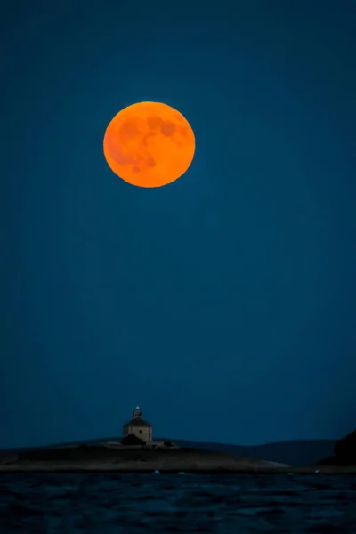 Una Vista Luna Llena Sobre Faro Una Isla Mar Adriático — Foto de Stock