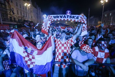 Zagreb, Hırvatistan - 7 Temmuz 2018: Hırvat futbol taraftarları Hırvat çeyrek Rusya FIFA Dünya Kupası 2018 Zagrep, Hırvatistan için Ban Jelacic meydanında son zaferi kutlamak.