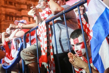 Zagreb, Hırvatistan - 7 Temmuz 2018: Hırvatistan çeyrek final oyun Hırvatistan vs Rusya FIFA Dünya Kupası 2018 Ban Jelacic Meydanı Zagreb, Hırvatistan'ın kazanmak için dua Hırvat futbol fan.