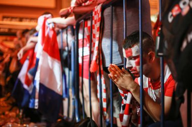 Zagreb, Hırvatistan - 7 Temmuz 2018: Hırvatistan çeyrek final oyun Hırvatistan vs Rusya FIFA Dünya Kupası 2018 Ban Jelacic Meydanı Zagreb, Hırvatistan'ın kazanmak için dua Hırvat futbol fan.