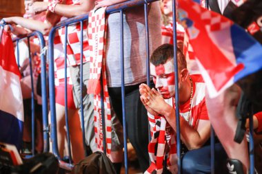 Zagreb, Hırvatistan - 7 Temmuz 2018: Hırvatistan çeyrek final oyun Hırvatistan vs Rusya FIFA Dünya Kupası 2018 Ban Jelacic Meydanı Zagreb, Hırvatistan'ın kazanmak için dua Hırvat futbol fan.