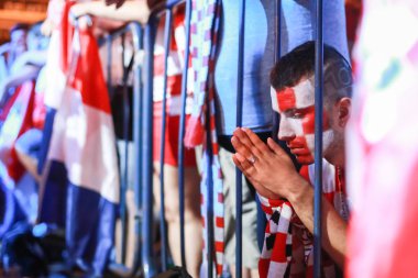 Zagreb, Hırvatistan - 7 Temmuz 2018: Hırvatistan çeyrek final oyun Hırvatistan vs Rusya FIFA Dünya Kupası 2018 Ban Jelacic Meydanı Zagreb, Hırvatistan'ın kazanmak için dua Hırvat futbol fan.