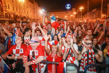 Zagreb, Hırvatistan - 7 Temmuz 2018: Hırvat futbol taraftarları Hırvat çeyrek Rusya FIFA Dünya Kupası 2018 Zagrep, Hırvatistan için Ban Jelacic meydanında son zaferi kutlamak.