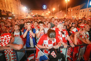 Zagreb, Hırvatistan - 7 Temmuz 2018: çeyrek final Hırvatistan vs Rusya Zagreb, Hırvatistan Ban Jelacic meydanında büyük ekranda FIFA Dünya Kupası 2018 futbol oyunu izlerken Hırvat futbol taraftarları.