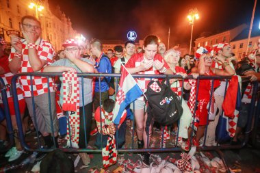 Zagreb, Hırvatistan - 7 Temmuz 2018: Hırvatistan çeyrek final oyun Hırvatistan vs Rusya FIFA Dünya Kupası 2018 Ban Jelacic Meydanı Zagreb, Hırvatistan'ın kazanmak için dua Hırvat futbol taraftarları.