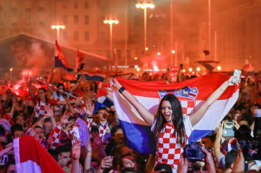 Zagreb, Hırvatistan - 7 Temmuz 2018: Hırvat futbol taraftarları Hırvat çeyrek Rusya FIFA Dünya Kupası 2018 Zagrep, Hırvatistan için Ban Jelacic meydanında son zaferi kutlamak.