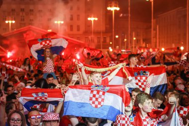 Zagreb, Hırvatistan - 7 Temmuz 2018: Hırvat futbol taraftarları Hırvat çeyrek Rusya FIFA Dünya Kupası 2018 Zagrep, Hırvatistan için Ban Jelacic meydanında son zaferi kutlamak.