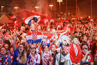 Zagreb, Hırvatistan - 7 Temmuz 2018: Hırvat futbol taraftarları Hırvat çeyrek Rusya FIFA Dünya Kupası 2018 Zagrep, Hırvatistan için Ban Jelacic meydanında son zaferi kutlamak.