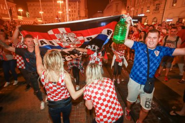 Zagreb, Hırvatistan - 7 Temmuz 2018: Hırvat futbol taraftarları Hırvat çeyrek Rusya FIFA Dünya Kupası 2018 Zagrep, Hırvatistan için Ban Jelacic meydanında son zaferi kutlamak.