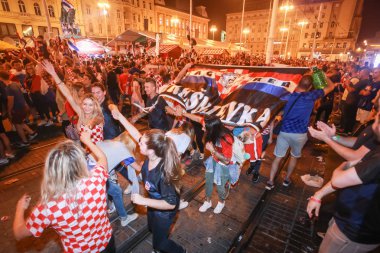 Zagreb, Hırvatistan - 7 Temmuz 2018: Hırvat futbol taraftarları çeyrek final Hırvatistan – Rusya FIFA Dünya Kupası 2018 Zagrep, Hırvatistan için Ban Jelacic meydanında Rusya üzerinde Hırvatistan zafer kutlamak.