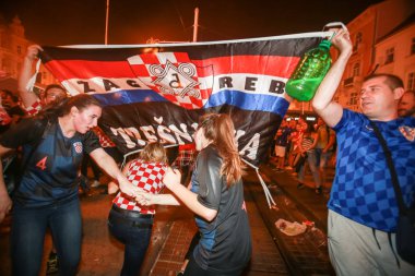 Zagreb, Hırvatistan - 7 Temmuz 2018: Hırvat futbol taraftarları Hırvat çeyrek Rusya FIFA Dünya Kupası 2018 Zagrep, Hırvatistan için Ban Jelacic meydanında son zaferi kutlamak.