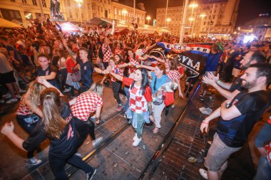 Zagreb, Hırvatistan - 7 Temmuz 2018: Hırvat futbol taraftarları çeyrek final Hırvatistan – Rusya FIFA Dünya Kupası 2018 Zagrep, Hırvatistan için Ban Jelacic meydanında Rusya üzerinde Hırvatistan zafer kutlamak.
