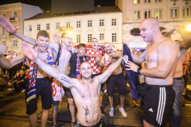 Zagreb, Hırvatistan - 7 Temmuz 2018: Hırvat futbol taraftarları çeyrek final Hırvatistan – Rusya FIFA Dünya Kupası 2018 Zagrep, Hırvatistan için Ban Jelacic meydanında Rusya üzerinde Hırvatistan zafer kutlamak.